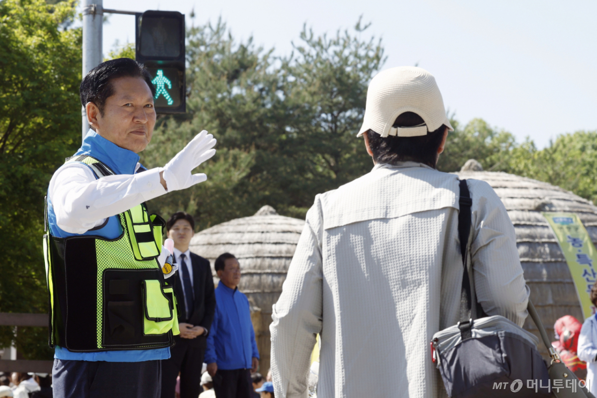 (연천=뉴스1) 박정호 기자 = 정청래 더불어민주당 대표가 5일 오전 경기도 연천군 전곡읍 전곡리 제33회 연천 구석기 축제장 앞에서 교통정리 현장 체험을 하고 있다.  2026.5.5/뉴스1  Copyright © 뉴스1. All rights reserved. 무단 전재 및 재배포,  AI학습 이용 금지. /사진=(연천=뉴스1) 박정호 기자
