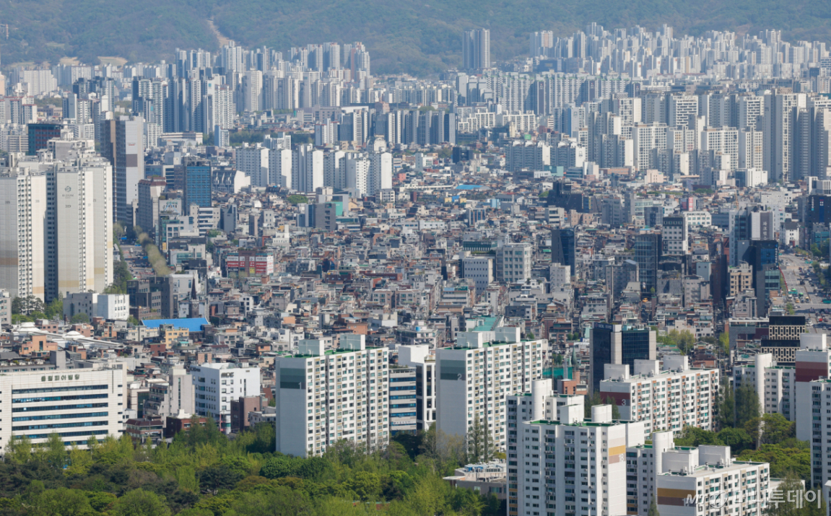 (서울=뉴스1) 안은나 기자 = 올해 공시가격 인상 영향으로 주택 보유세가 1조 원 이상 증가하는 등 보유세 부담이 확대될 것으로 보인다.   사진은 16일 서울 송파구 아파트 및 빌라 일대.  국회예산정책처의 '2026년 주택분 보유세수 전망'에 따르면 올해 주택 보유세수는 총 8조 7803억 원으로 추정됐다. 지난해 7조 6132억 원보다 약 15.3%(1조 1671억 원) 증가한 규모다. 2026.4.16/뉴스1  Copyright © 뉴스1. All rights reserved. 무단 전재 및 재배포,  AI학습 이용 금지. /사진=(서울=뉴스1) 안은나 기자