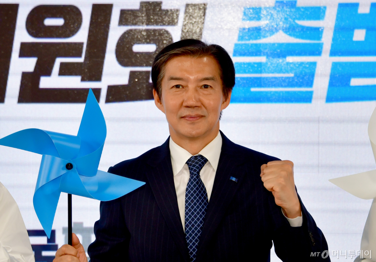 [광주=뉴시스] 류형근 기자 = 2일 오전 광주 남구 음악산업진흥센터에서 조국혁신당 6·3지방선거 호남권선거대책위원회가 출범한 가운데 조국 대표가 '바람개비'를 들고 퍼포먼스를 하고있다. 2026.05.02. hgryu77@newsis.com /사진=류형근