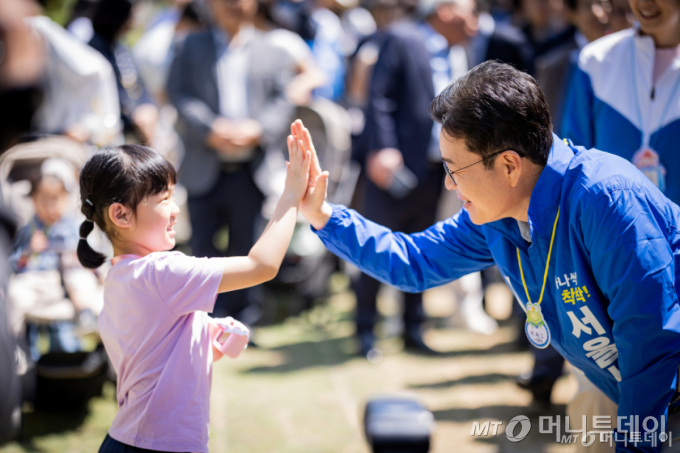  정원오 더불어민주당 서울시장 후보가 5일 오전 서울 광진구 어린이대공원을 찾아 어린이와 인사를 나누고 있다./사진=뉴시스