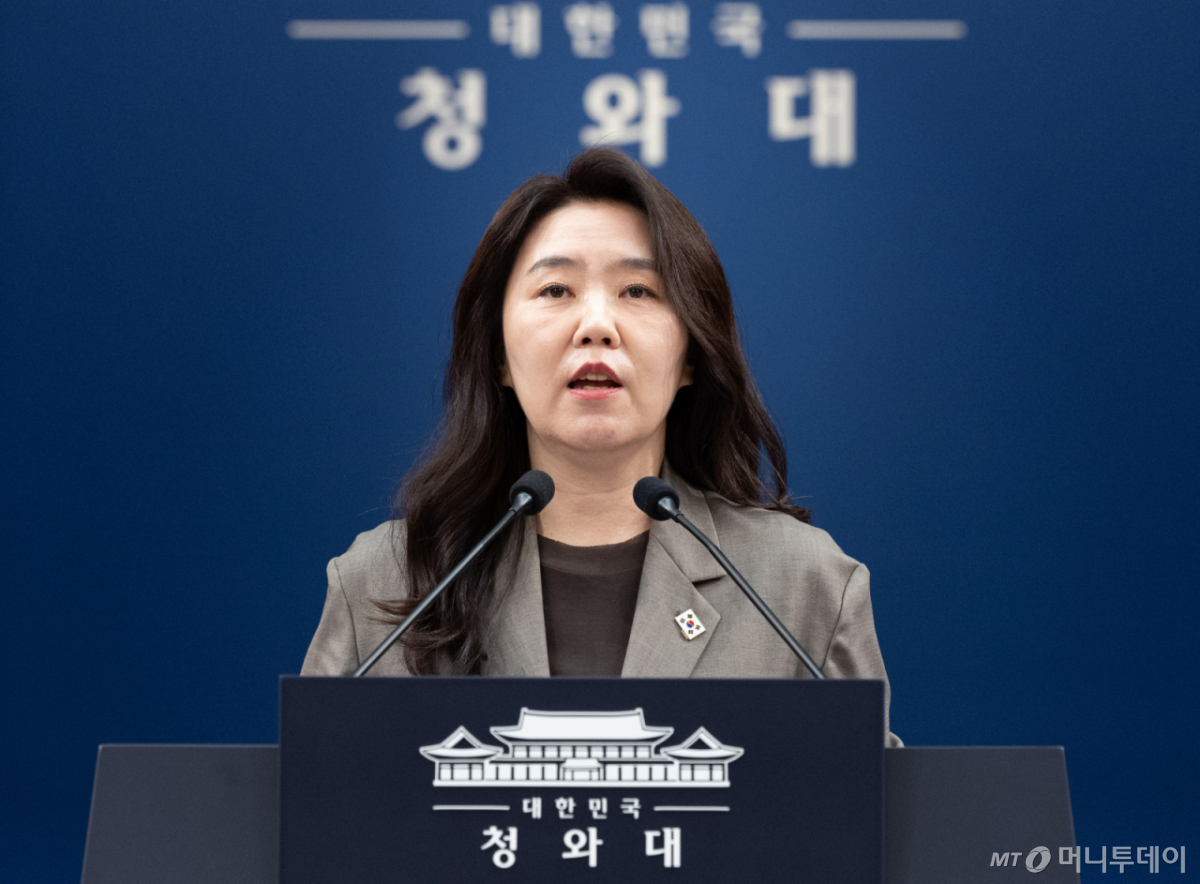 (서울=뉴스1) 이재명 기자 = 강유정 수석대변인이 13일 청와대 춘추관에서 한-폴란드 정상회담 등 현안 관련 브리핑을 하고 있다. 2026.4.13/뉴스1  Copyright © 뉴스1. All rights reserved. 무단 전재 및 재배포,  AI학습 이용 금지. /사진=(서울=뉴스1) 이재명 기자
