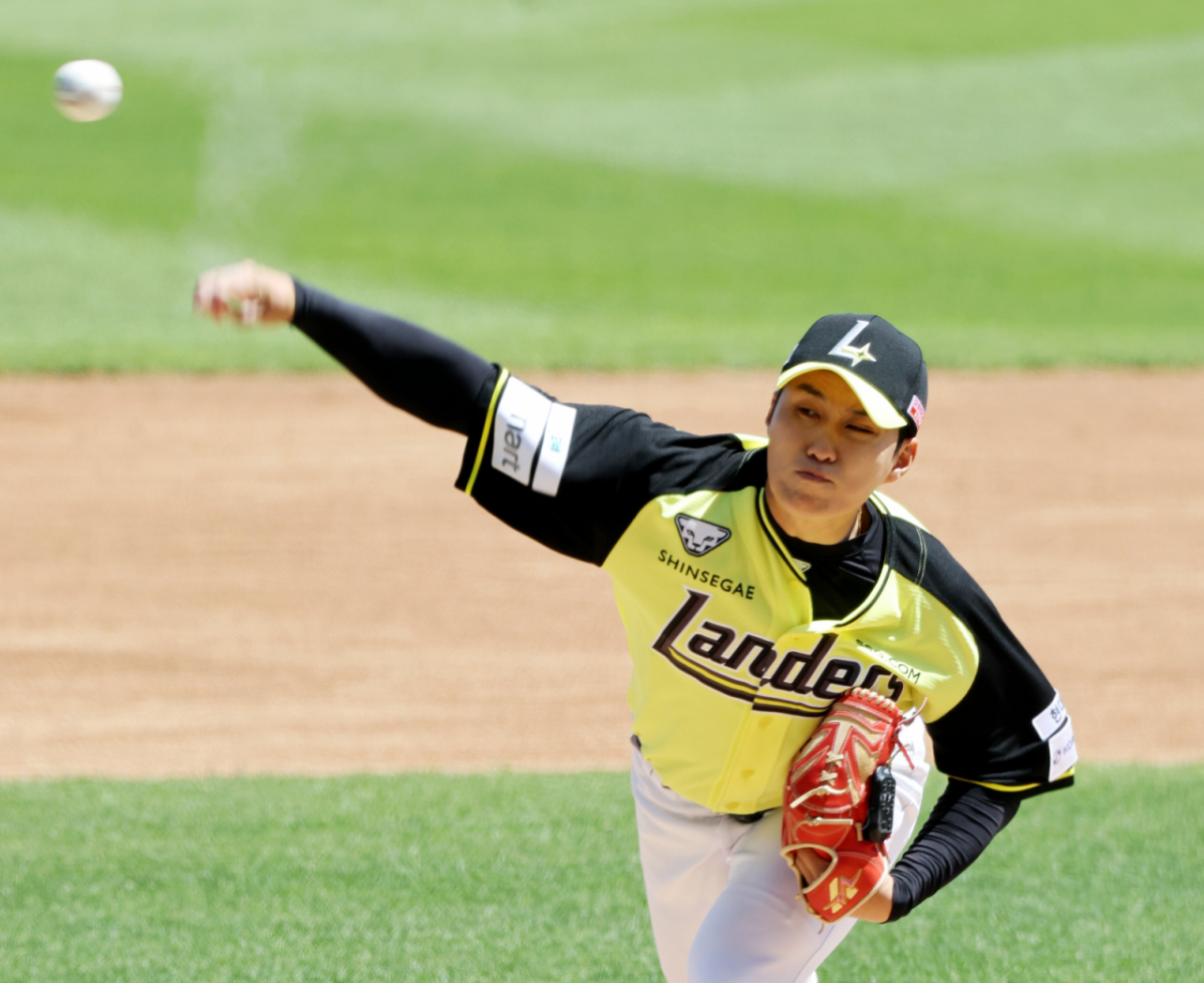 SSG 랜더스 최민준이 5일 인천 SSG랜더스필드에서 열린 NC 다이노스와 2026 신한 SOL KBO리그 홈경기에 선발 등판해 투구를 펼치고 있다. /사진=강영조 선임기자