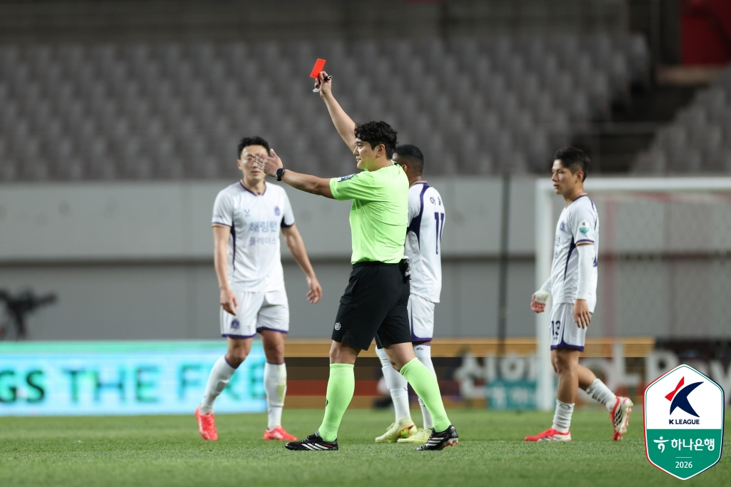 주심이 야잔에게 레드카드를 꺼내 보이고 있다. /사진=한국프로축구연맹 제공