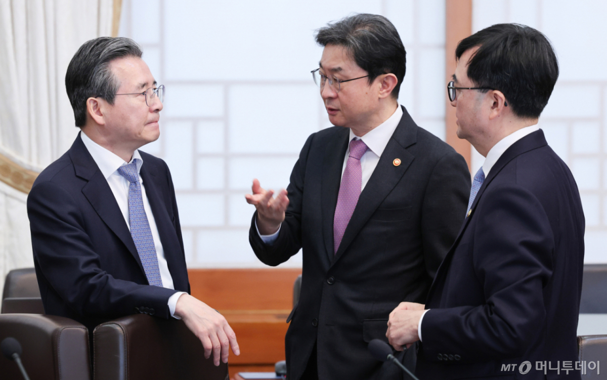 [서울=뉴시스] 고범준 기자 = 김용범(왼쪽부터) 정책실장, 이억원 금융위원회 위원장, 임기근 기획예산처 차관이 10일 청와대에서 열린 국무회의에서 대화를 하고 있다. (청와대통신사진기자단) 2026.03.10. bjko@newsis.com /사진=