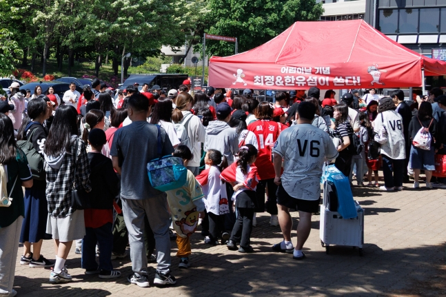 5일 NC 다이노스전을 앞두고 열린 '어린이날 기념 최정&한유섬이 쏜다!'에 선물을 받기 위해 길게 늘어선 팬들. /사진=SSG 랜더스 제공