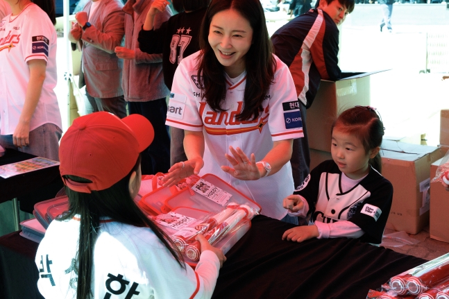 5일 NC 다이노스전을 앞두고 열린 '어린이날 기념 최정&한유섬이 쏜다!'에 최정의 아내 나윤희(왼쪽)씨와 딸 최하영 양이 팬들에게 선물을 전달하고 있다. /사진=SSG 랜더스 제공