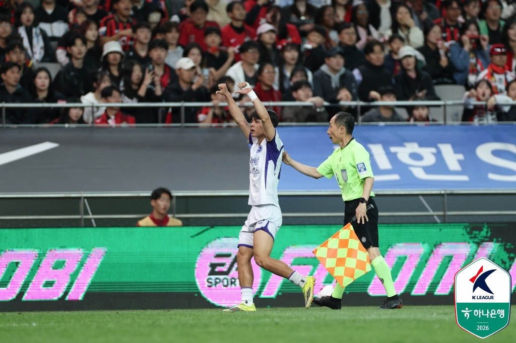 서울 서포터즈를 향해 도발하는 김강. /사진=한국프로축구연맹 제공