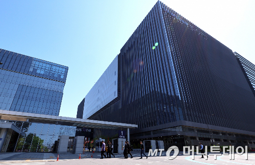 (인천=뉴스1) 구윤성 기자 = 삼성바이오로직스 노조가 전면파업을 시작한지 나흘째인 4일 인천 송도 삼성바이오로직스 본사의 모습. 사측과 노조는 이날 고용노동부 중부지방고용노동청 중재로 비공개 협상을 진행하고 있다. 2026.5.4/뉴스1  Copyright © 뉴스1. All rights reserved. 무단 전재 및 재배포,  AI학습 이용 금지. /사진=(인천=뉴스1) 구윤성 기자
