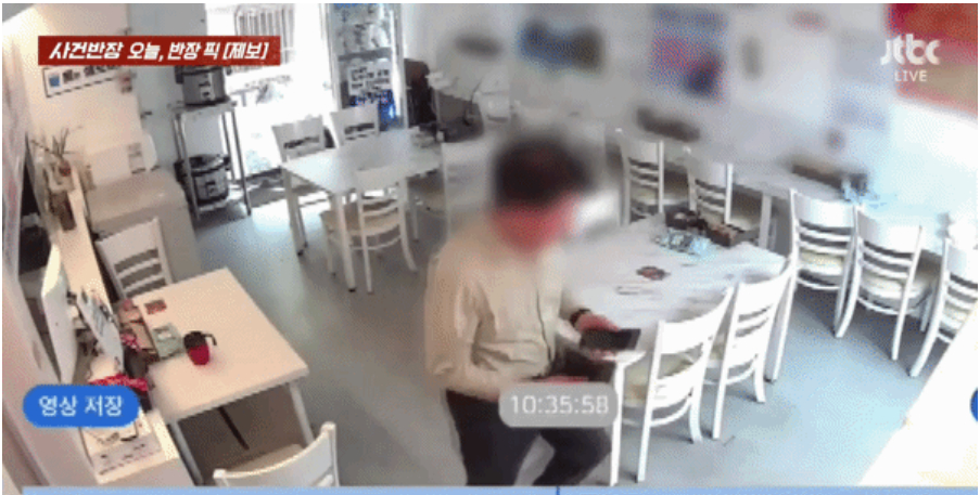 한 남성이 가게 테이블에 놓인 휴대폰을 훔쳐가는 모습. 사진=사건반장 캡처