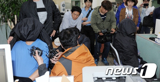 사진은 아버지 살해 혐의를 받고 있는 남매가 경찰 조사를 받고 있는 모습. /사진=뉴스1
