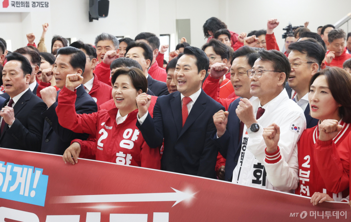 [수원=뉴시스] 김종택 기자 = 국민의힘 장동혁 대표와 양향자 경기도지사 후보가 6일 오전 경기 수원시 경기도당에서 열린 경기도당 필승결의대회에서 참석자들과 파이팅을 외치고 있다. (공동취재) 2026.05.06. photo@newsis.com /사진=류현주
