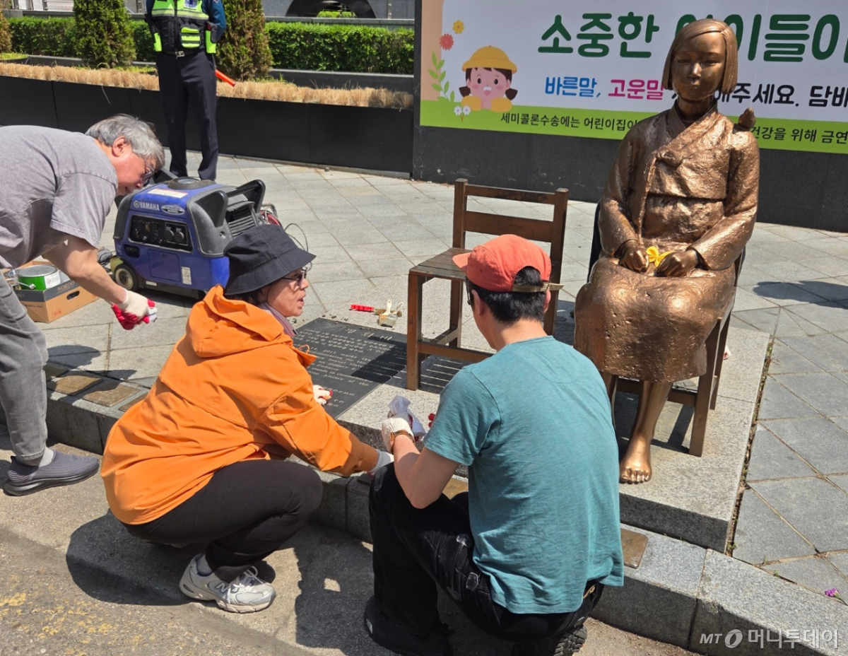 6일 오후 서울 종로구 옛 주한일본대사관 인근에 위치한 소녀상 청소가 진행되고 있는 모습./사진=김서현 기자.