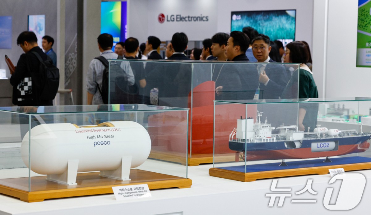 서울 강남구 코엑스에서 열린 스마트 에너지 플러스(SMART ENERGY PLUS) 2025 포스코 부스에 액화수소용 고망간강, LCO₂운반선 모형 등이 전시돼 있다 /사진=뉴스1
