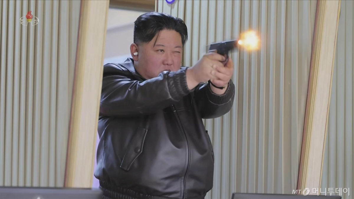 [서울=뉴시스] 북한 조선중앙TV는 김정은 국무위원장이 딸 주애와 함께 지난 11일 제2경제위원회 산하 중요군수공장을 찾아 신형 권총을 사격하고 현지 지도를 했다고 12일 보도했다. (사진=조선중앙TV 캡처) 2026.03.12. photo@newsis.com *재판매 및 DB 금지
