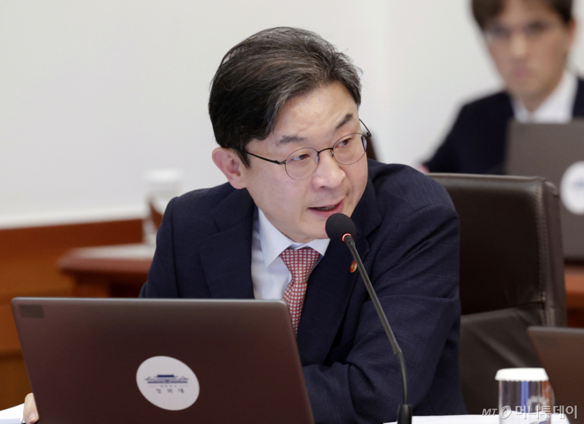 [서울=뉴시스] 최동준 기자 = 이억원 금융위원장이 6일 청와대에서 열린 국무회의에서 발언하고 있다. 2026.05.06. photocdj@newsis.com /사진=최동준