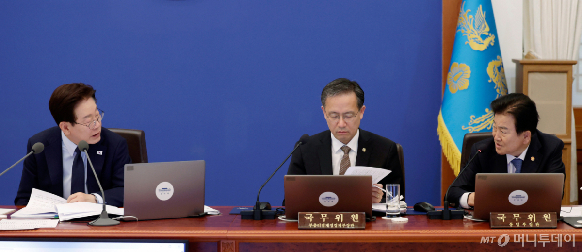 (서울=뉴스1) 허경 기자 = 이재명 대통령이 6일 청와대에서 열린 비상경제점검회의 겸 국무회의에서 정동영 통일부 장관과 대화하고 있다. (청와대통신사진기자단) 2026.5.6/뉴스1  Copyright © 뉴스1. All rights reserved. 무단 전재 및 재배포,  AI학습 이용 금지. /사진=(서울=뉴스1) 허경 기자