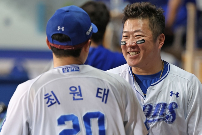 더그아웃에서 대화하며 웃고 있는 최형우(오른쪽)과 최원태(왼쪽). /사진=삼성 라이온즈
