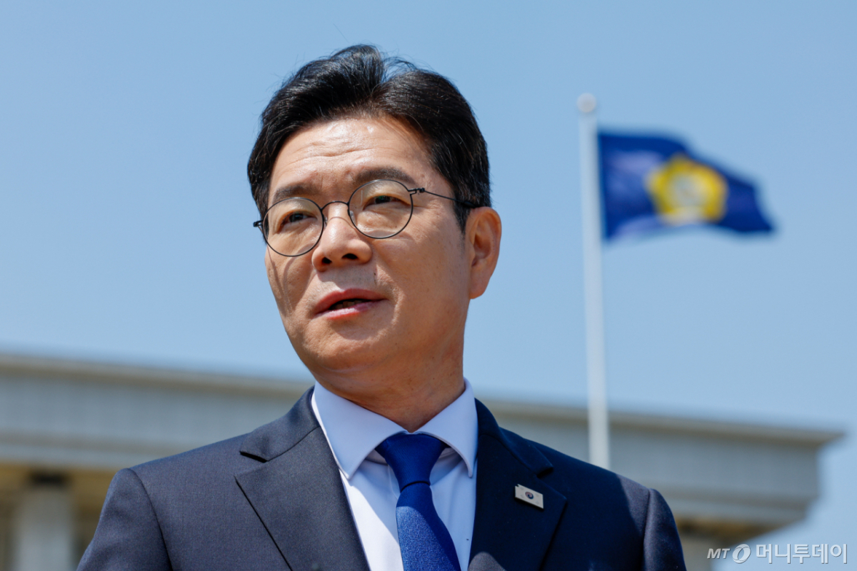 (서울=뉴스1) 안은나 기자 = 정원오 더불어민주당 서울시장 후보가 6일 오후 서울 여의도 국회 분수대 앞에서 서울-강원 상생협력 공동 선언문 발표를 마친 뒤 취재진 질의에 답하고 있다. 2026.5.6/뉴스1  Copyright © 뉴스1. All rights reserved. 무단 전재 및 재배포,  AI학습 이용 금지. /사진=(서울=뉴스1) 안은나 기자