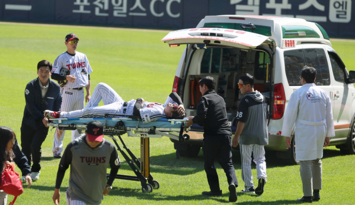 2026 신한 SOL KBO리그 LG 트윈스 대 두산 베어스 경기가 5일 서울 잠실야구장에서 열렸다.  LG 1루수 문보경이 4회초 수비 중 발목에 부상을 당한 후 앰뷸란스에 실려 뱡원으로 향하고 있다. /사진=김진경 대기자