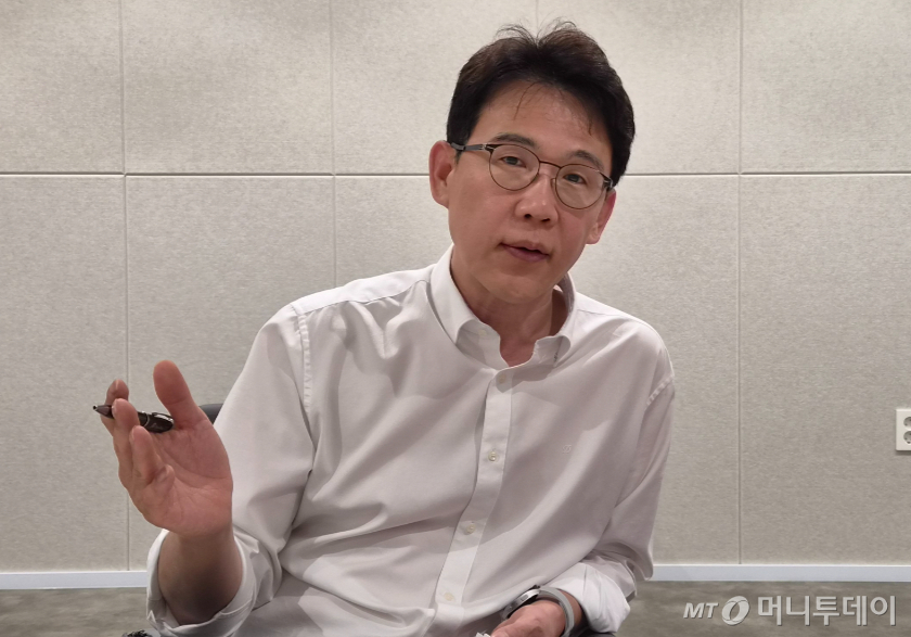 이길용 서울예스병원 대표원장이 머니투데이와 인터뷰하고 있다./사진= 박미주 기자