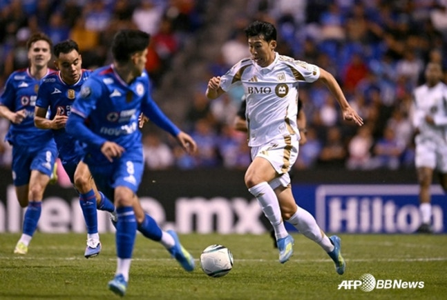 LAFC 공격수 손흥민이 지난 4월 15일 오전 10시(한국시간) 멕시코 푸에볼라의 에스타디오 쿠아우테목에서 열린 크루스 아술과 '2026 북중미카리브해축구연맹(CONCACAF) 챔피언스컵' 8강 원정 2차전에서 드리블 질주하고 있다. /AFPBBNews=뉴스1