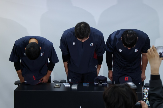 롯데 김세민과 고승민, 나승엽(왼쪽부터)이 5일 수원 KT전에 앞서 열린 기자회견에서 고개를 숙이고 있다. /사진=롯데 자이언츠