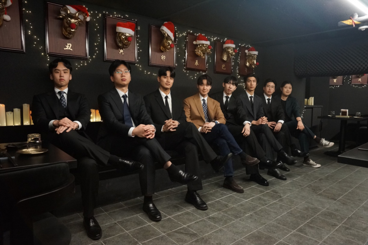 강규원 필승그룹 대표(왼쪽에서 네 번째)가 직원들과 기념촬영을 하고 있다. /사진제공=필승그룹
