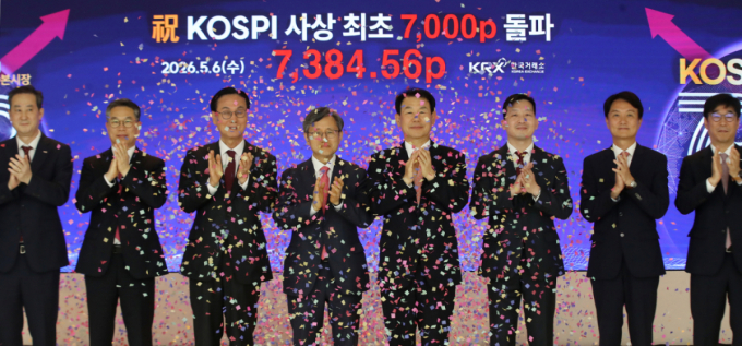 코스피 지수가 사상 처음으로 7000선을 돌파한 6일 부산 남구 부산국제금융센터(BIFC) 한국거래소 홍보관에서 정은보 한국거래소 이사장 등 참석자들이 코스피 7000 돌파 축하 세리머니를 하고 있다. 이날 코스피는 447.57포인트 오른 7,384.56에 장을 마감했다. /사진=뉴스1