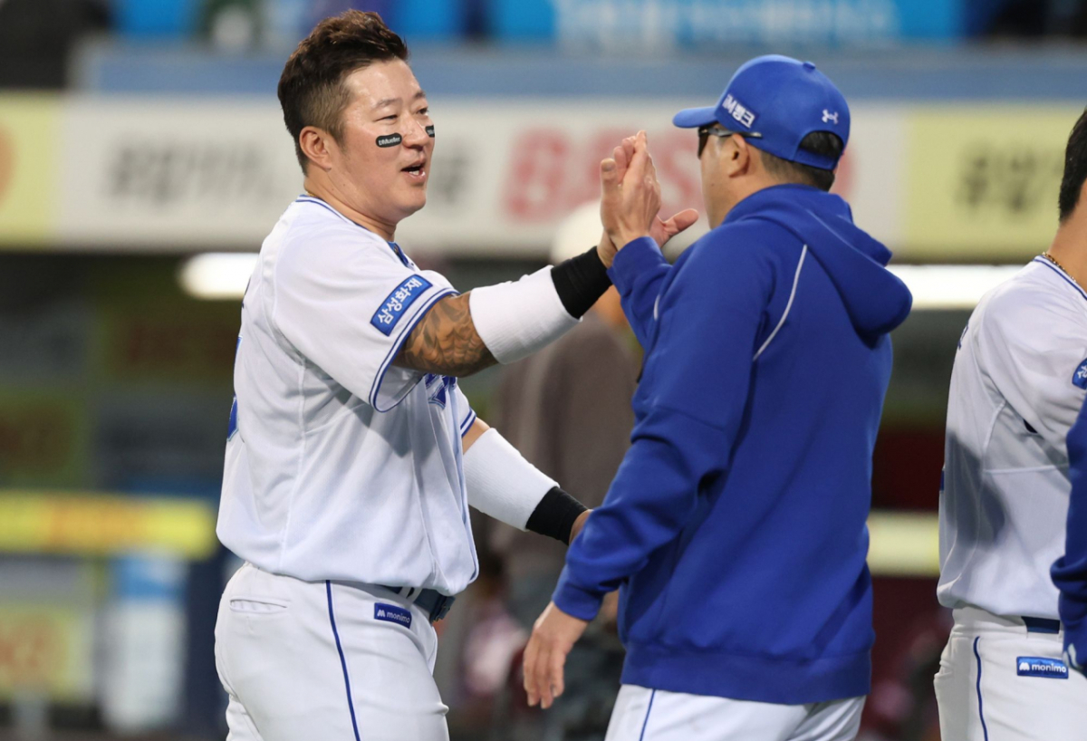 경기를 마친 뒤 최형우(왼쪽)가 박진만 감독과 하이파이브를 하고 있다. /사진=삼성 라이온즈