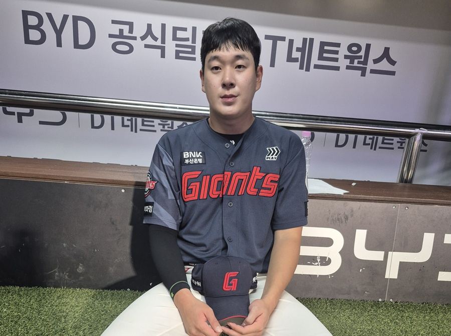 롯데 나승엽이 6일 경기 후 인터뷰하고 있다. /사진=신화섭 기자