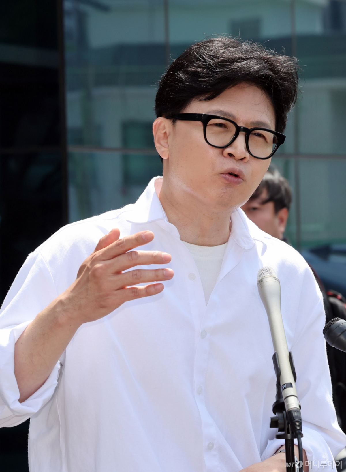[부산=뉴시스] 하경민 기자 = 한동훈 전 국민의힘 대표가 4일 부산 북구선거관리위원회에서 부산 북갑 국회의원 보궐선거 예비후보 등록을 한 뒤 소감을 밝히고 있다. 2026.05.04. yulnetphoto@newsis.com /사진=하경민