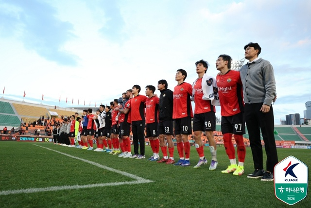 강원FC 선수단. /사진=한국프로축구연맹 제공