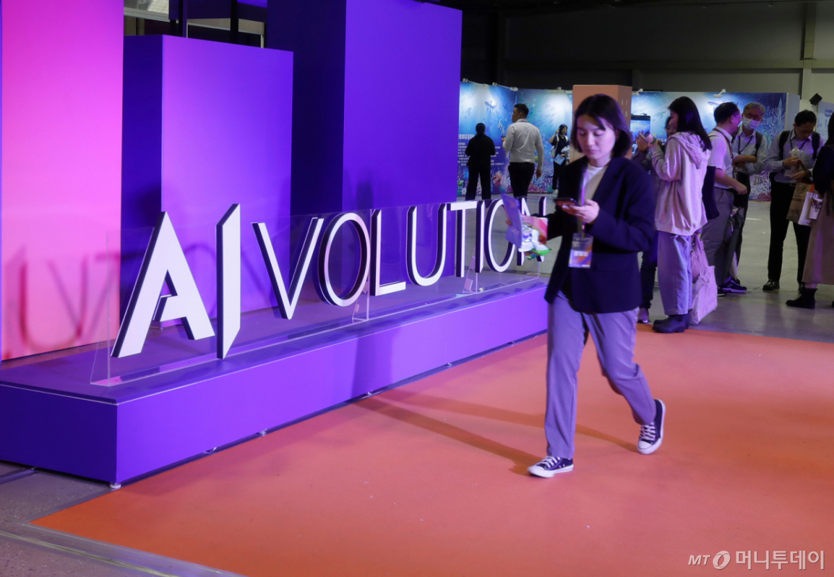 [타이베이(대만)=AP/뉴시스]2024년 4월25일 대만 타이베이에서 열린 인공지능(AI) 엑스포 'AIVOLUTION'을 방문한 관람객들의 모습. 대만 경제가 지난해 연간 8.6% 성장, 15년 만에 최고의 성장률을 기록했다. 이는 인공지능(AI) 열풍과 미국으로의 수출 급증으로 인해 수출 중심 산업이 활성화됐기 때문이다. 2026.01.30. /사진=유세진