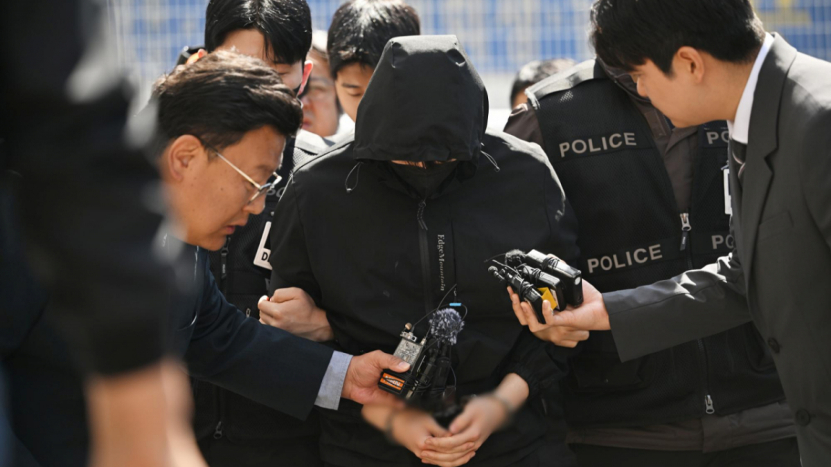광주에서 흉기를 휘둘러 일면식 없는 여고생을 살해하고 남고생을 다치게 한 혐의(살인 등)를 받는 20대 장모씨가 7일 오전 광주지법에서 열린 구속 전 피의자 심문(영장실질심사)에 출석 중인 모습. /사진=뉴시스 