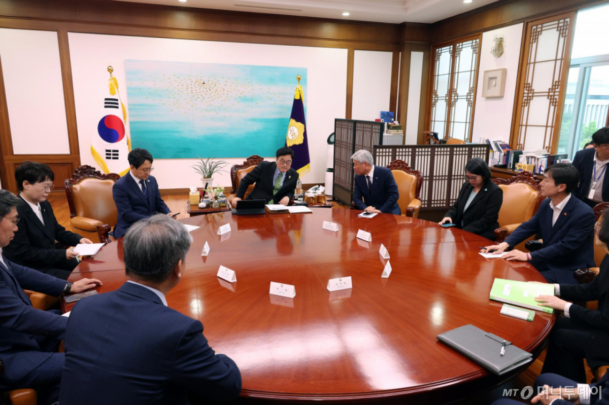 [서울=뉴시스] 고승민 기자 = 우원식 국회의장과 국민의힘을 제외한 여야 대표자들이 28일 서울 여의도 국회에서 열린 제3차 개헌 연석회의에서 논의하고 있다. 2026.04.28. kkssmm99@newsis.com /사진=고승민