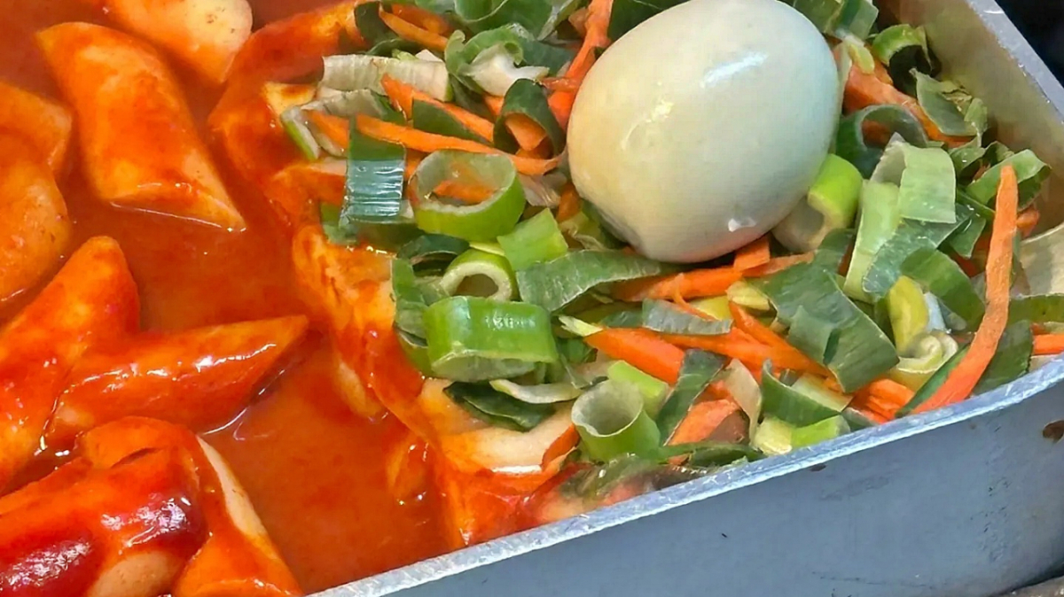 아이들과 함께 찾은 분식 노점에서 비닐 포장된 떡을 국물에 넣어 가열하는 모습이 포착돼 위생과 안전 논란이 일고 있다./사진=스레드
