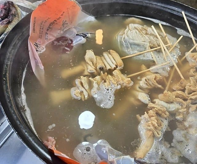 지난 4월 부산 축제 먹거리 장터에서 한 식품업체가 어묵 국물에 비닐 포장된 순대를 넣고 끓이는 모습이 포착됐다. 해당 업체는 식품위생법 위반 혐의로 과태료 처분을 받았다./사진=SNS