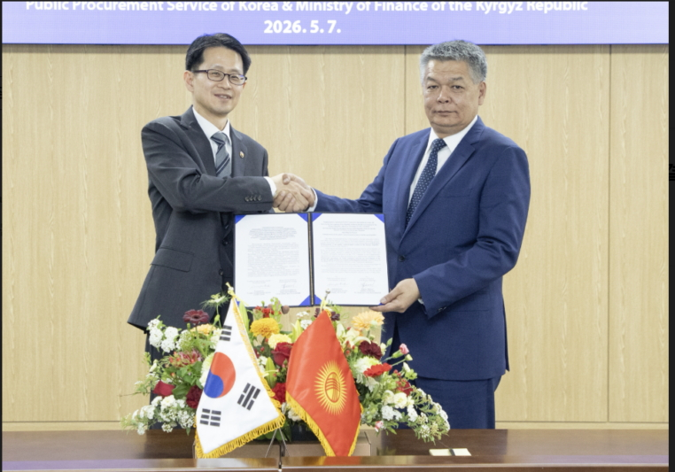 백승보 조달청장(왼쪽)과 키르기스스탄 재무부 차관이 7일 정부대전청사에서 '한국형 전자조달 시스템 개선사업'에 대한 협의의사록에 서명한 뒤 기념촬영하고 있다./사진제공=조달청