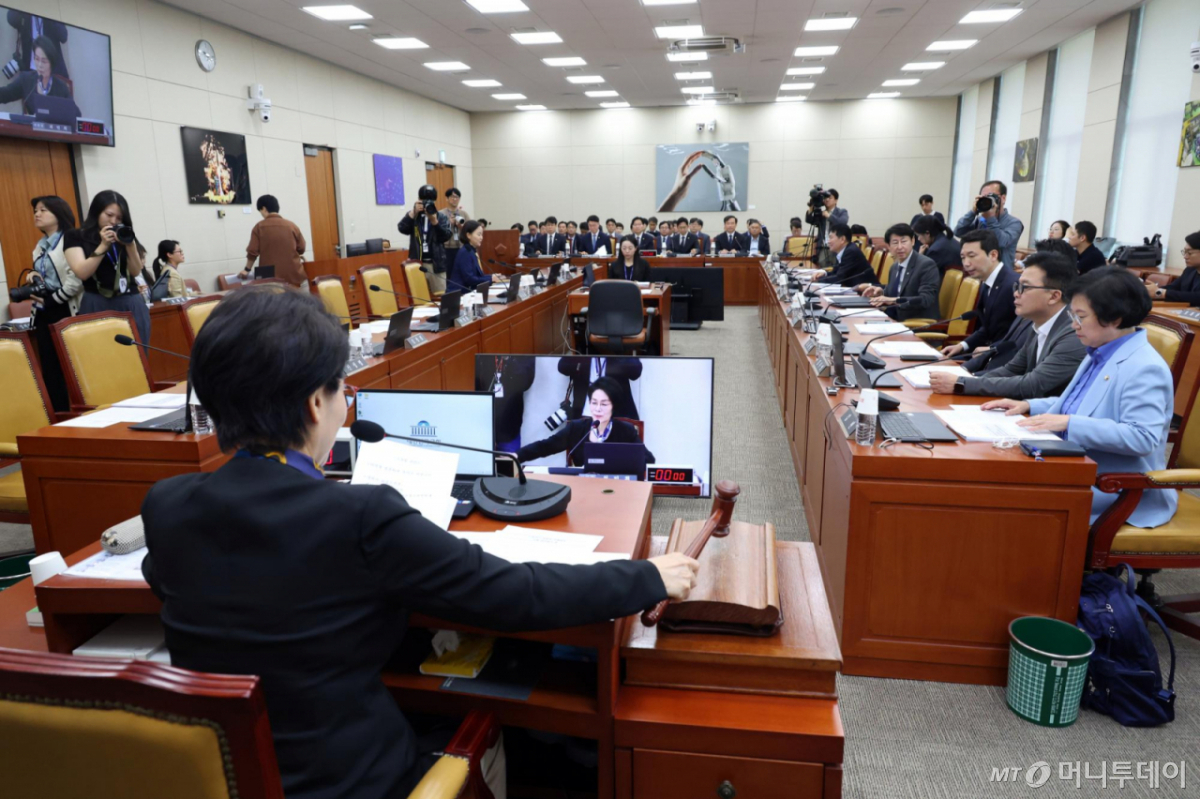 [서울=뉴시스] 고승민 기자 = 7일 서울 여의도 국회에서 열린 과학기술정보방송통신위원회 전체회의에서 최민희 위원장이 회의를 주재하고 있다. 2026.05.07. kkssmm99@newsis.com /사진=고승민
