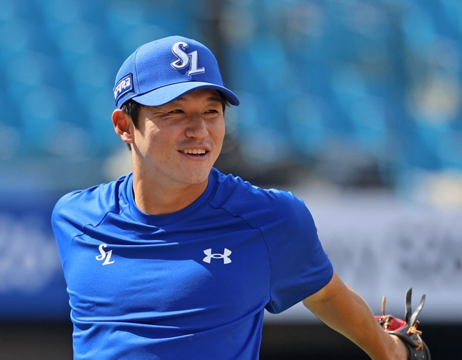 몸을 풀고 있는 박계범. /사진=삼성 라이온즈
