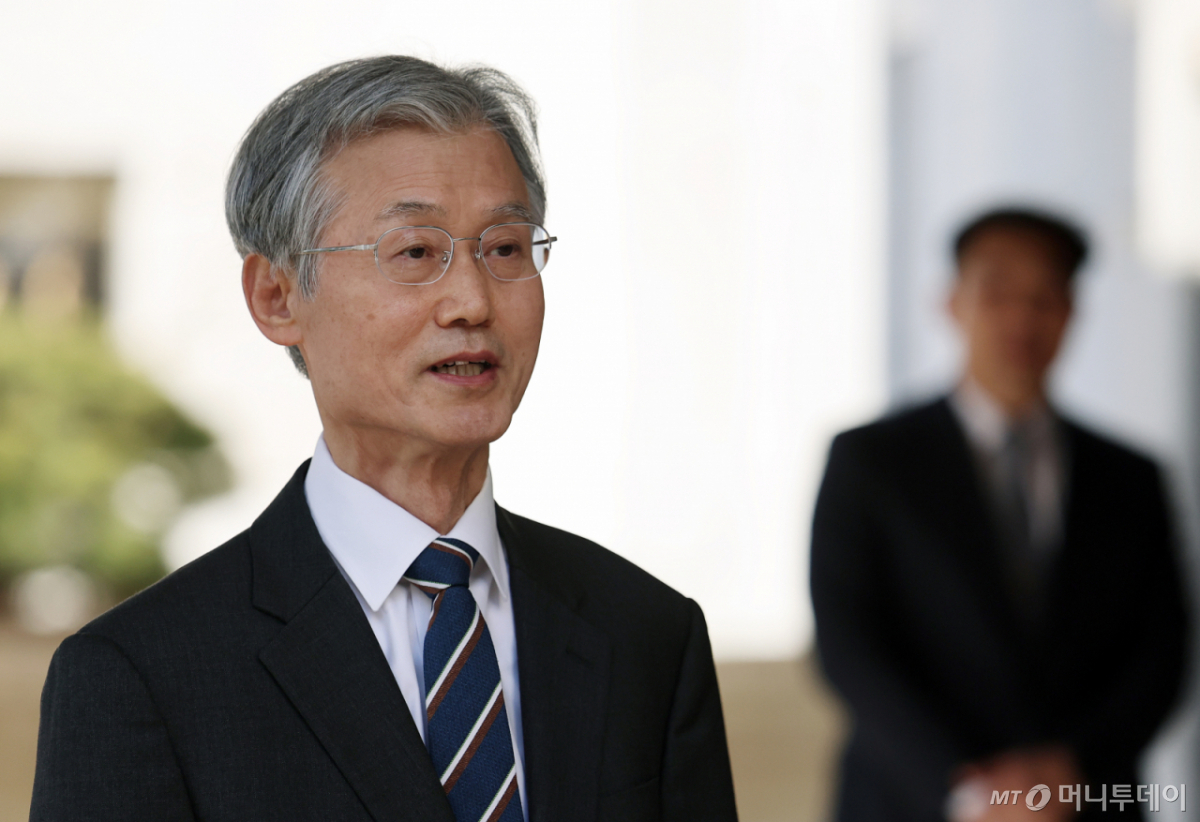 (서울=뉴스1) 오대일 기자 = 조희대 대법원장이 내란전담재판부가 본격 가동을 시작한 23일 오전 서울 서초구 대법원으로 출근하며 취재진의 질문에 답하고 있다.   서울고법 내란전담재판부는 윤석열 전 대통령의 체포영장 집행 방해 사건 2심과 윤 전 대통령과 한덕수 전 국무총리, 이상민 전 행정안전부 장관의 내란 혐의 사건 2심을 심리할 예정이다. 2026.2.23/뉴스1  Copyright © 뉴스1. All rights reserved. 무단 전재 및 재배포,  AI학습 이용 금지. /사진=(서울=뉴스1) 오대일 기자