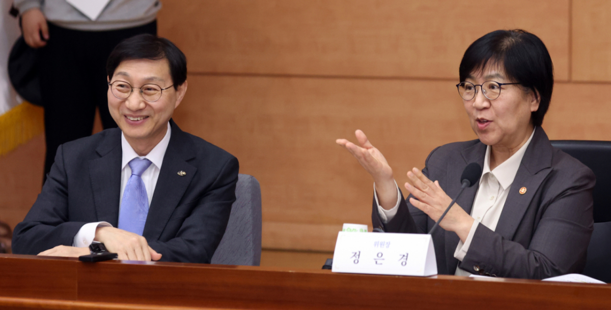 (서울=뉴스1) 김명섭 기자 = 정은경 보건복지부 장관이 14일 오후 서울 종로구 정부서울청사 별관에서 열린 제3차 국민연금기금운용위원회에서 김성주 국민연금공단 이사장과 대화를 하고 있다. 2026.4.14/뉴스1  Copyright © 뉴스1. All rights reserved. 무단 전재 및 재배포,  AI학습 이용 금지. /사진=(서울=뉴스1) 김명섭 기자