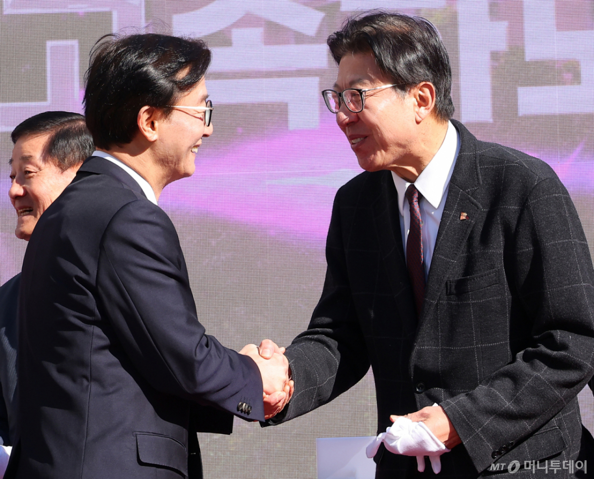 (부산=뉴스1) 윤일지 기자 = 전재수 더불어민주당 의원이 9일 오후 부산 북구 만덕IC 일원에서 열린 '만덕~센텀 도시고속화도로' 개통식에서 개통식 퍼포먼스를 한 뒤 박형준 부산시장과 악수하고 있다.  더불어민주당의 유력한 부산시장 후보인 전 의원은 통일교 금품수수 의혹이 불거진 뒤 잠행을 끝내고 이날 개통식에 참석하며 공개 행보에 나섰다. (공동취재) 2026.2.9/뉴스1  Copyright © 뉴스1. All rights reserved. 무단 전재 및 재배포,  AI학습 이용 금지. /사진=(부산=뉴스1) 윤일지 기자