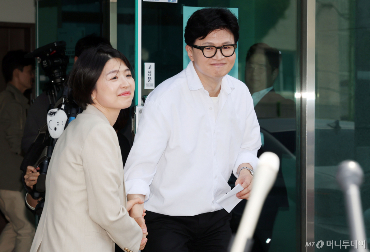 [부산=뉴시스] 하경민 기자 = 한동훈 전 국민의힘 대표가 4일 부산 북구선거관리위원회에서 부산 북구갑 국회의원 보궐선거 예비후보 등록을 한 뒤 한지아 의원과 인사하고 있다. 2026.05.05. yulnetphoto@newsis.com /사진=하경민