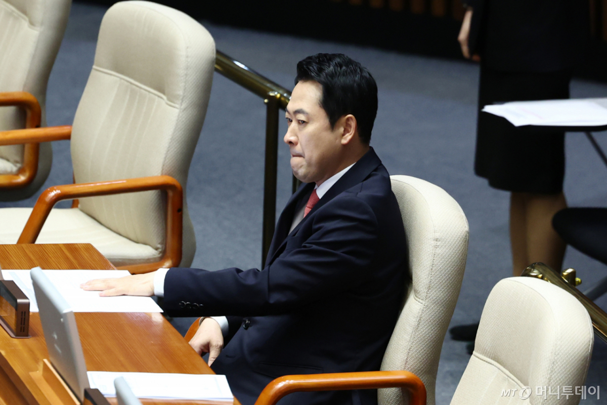 [서울=뉴시스] 고승민 기자 = 장동혁 국민의힘 대표가 7일 서울 여의도 국회에서 열린 제435회 국회(임시회) 제1차 본회의에서 대한민국 헌법 개정안이 의결 정족수 부족으로 인해 투표불성립 되자 회의장에 들어와 자리에 앉아 있다. 2026.05.07. kkssmm99@newsis.com /사진=고승민