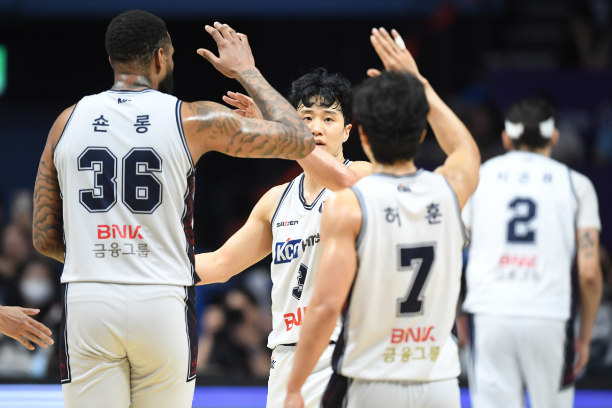 허웅(가운데), 숀롱과 허훈이 하이파이브하고 있다. 사진=KBL 제공