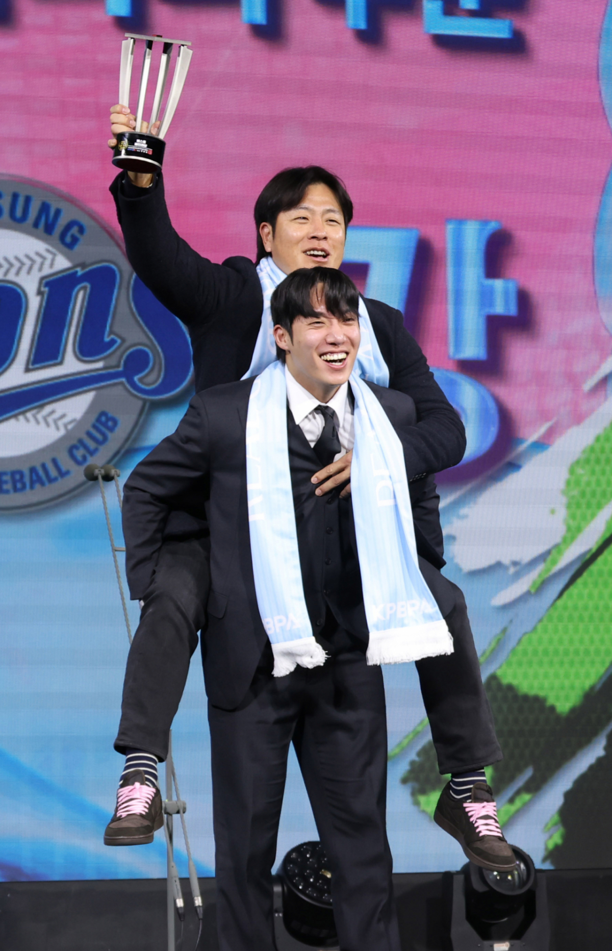 '2025 컴투스프로야구 리얼글러브 어워드(Real Glove Award)'가 1일 서울 광진구 그랜드 워커힐 서울에서 열렸다.  삼성 원태인과 강민호가 베스트 배터리상 수상 후 포즈를 취하고 있다.  리얼글러브 어워드는 한국 프로야구 선수들이 직접 투표를 통해 동료 선수들의 활약을 평가하고 각 포지션별 최고의 선수를 선정하는 국내 유일의 선수 주도형 시상식이다. /사진=김진경 kim.jinkyung@