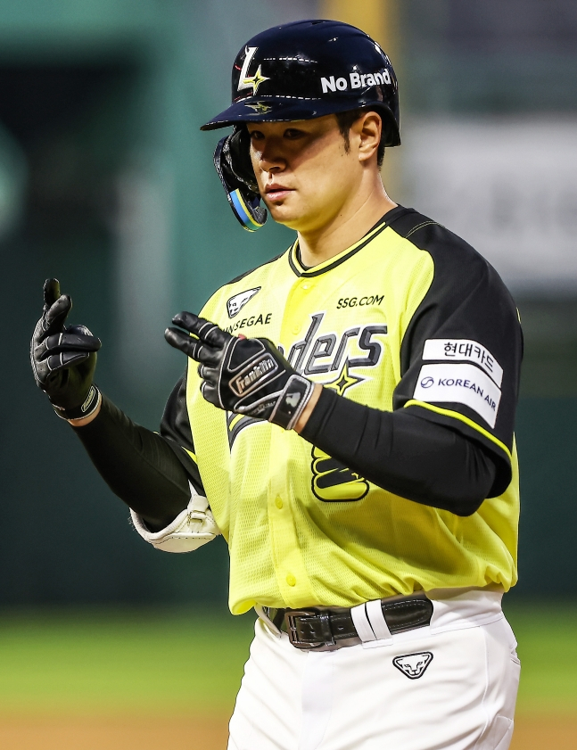 SSG 김재환이 7일 NC전에서 3회말 기술적인 타격으로 1타점 적시타를 날리고 세리머니를 하고 있다. /사진=SSG 랜더스 제공