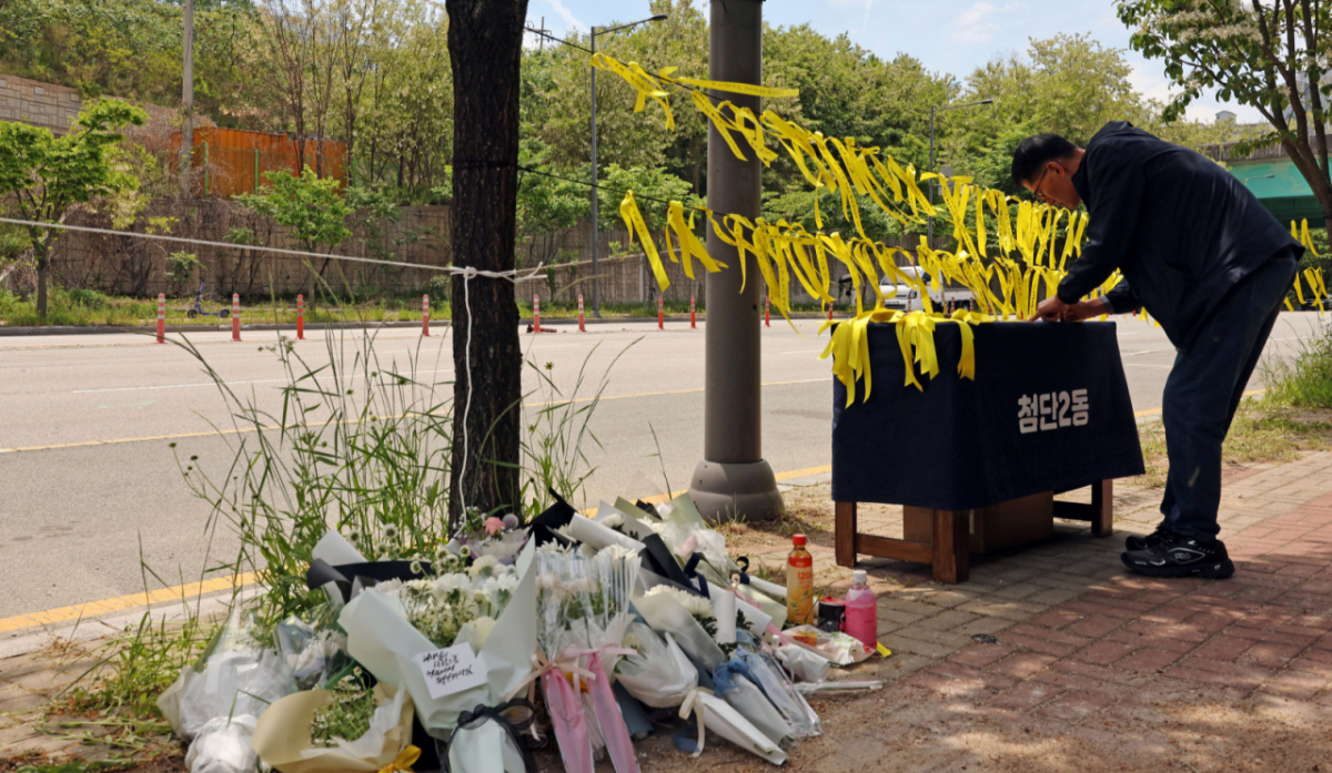 광주 광산구 인도에 흉기 피습으로 사망한 여고생을 추모하려는 시민들의 발걸음이 이어지고 있다. /사진=뉴스1 