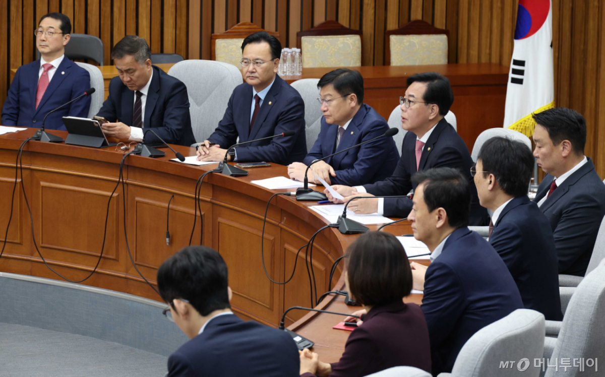 [서울=뉴시스] 조성봉 기자 = 송언석 국민의힘 원내대표가 8일 오전 서울 여의도 국회에서 열린 원내대책회의에서 발언을 하고 있다. 2026.05.08. suncho21@newsis.com /사진=조성봉